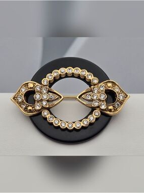 Victorian Revival Faux Onyx & Rhinestone Brooch Gold Tone Filigree Fleur de Lis